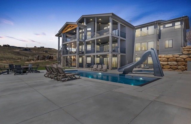 Private pool, hot tub, indoor basketball court, massive indoor slide, and VIEWS!