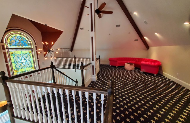 Private Pool House with Loft Arrangement Walking distance to town!