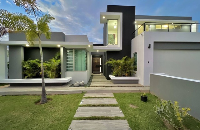 Private Pool, Hydromassage Jacuzzi & short drive away from amazing beaches.