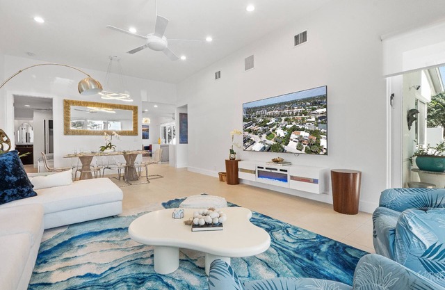 Private Pool | Kayaks | Games | Las Olas Fun Modern Beachfront Luxury 30 Seconds to Beach Sea La Vi