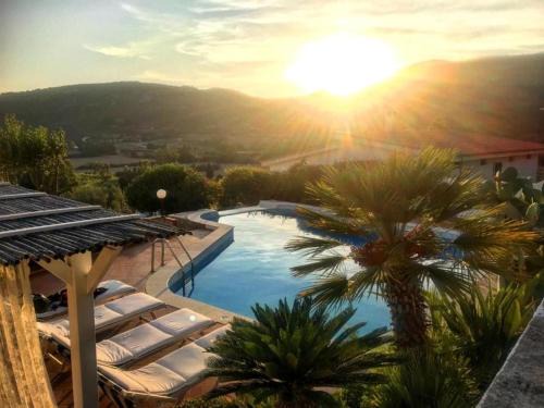 Private Pool villa with panoramic views split over 2 levels/Aircon/New Pool.