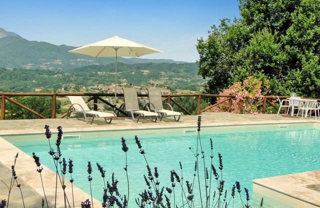 Private pool with hydromassage & shallow platform. Sleeping 6 (2 1/2 bathrooms)