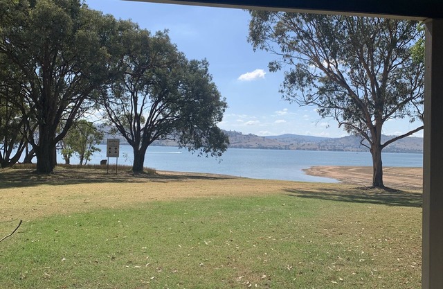 Private property on the Hume Weir - waterfront access. Family and pet friendly