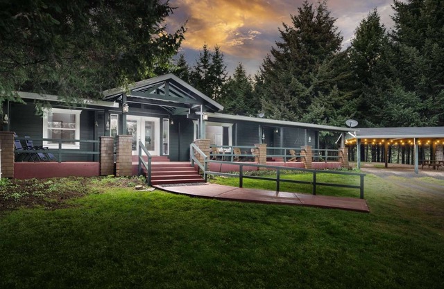 Private Ranch on 80 Forested Acres, *Pet Friendly* Pool Table, Fire-pit, Starlink Internet 100+ Mbps