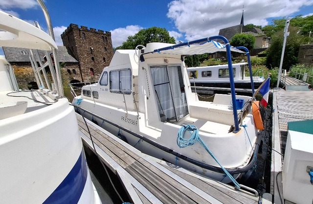 Private Riverside Boat Stay in Quaint Chenillé-Changé for 5 Guests