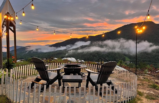 Private Romantic Loft with a VIEW! Heartbeat Area for Hiking & Waterfalls!