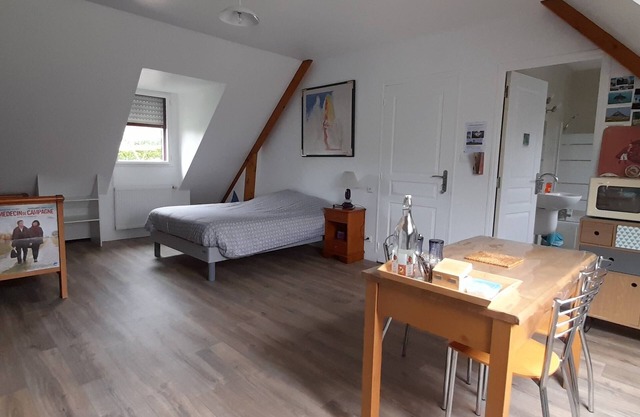 Private room for 2 people and 1 baby bed in a quiet area, not on a housing estate.