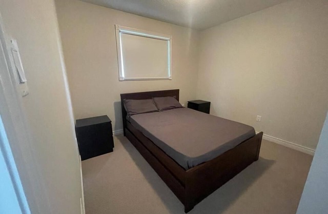 Private room in a quiet and safe neighbourhood of St. Thomas, Ontario.