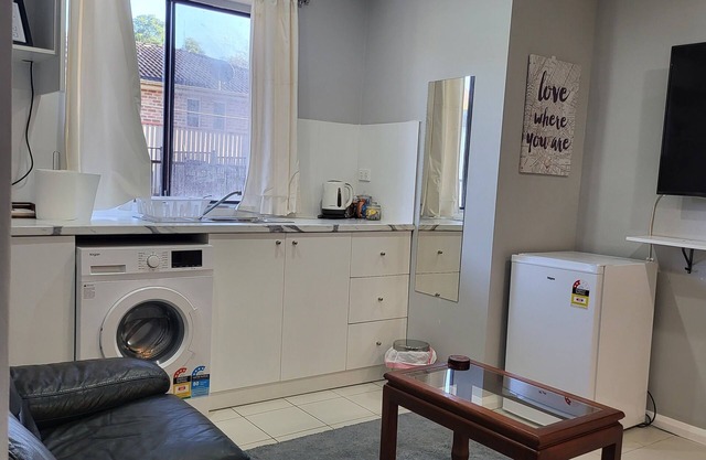 Private Room in Charming Windsor with WiFi, AC, Washing Machine, Kitchenette
