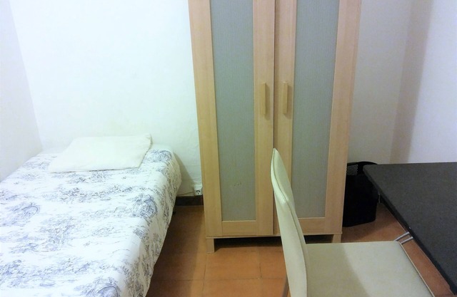Private room with single bed, with terrace 200 m2.