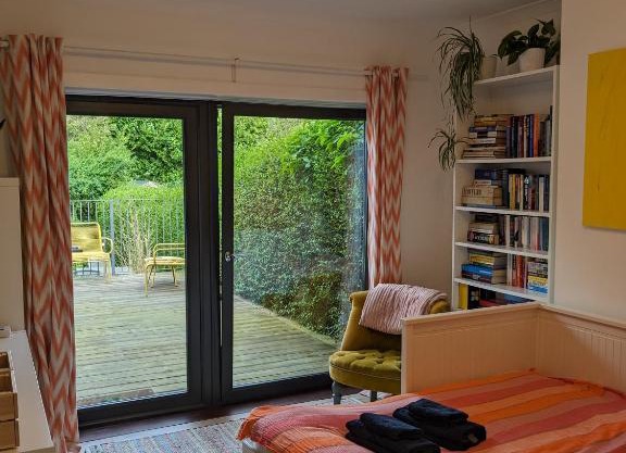 Private room with terrace and free parking