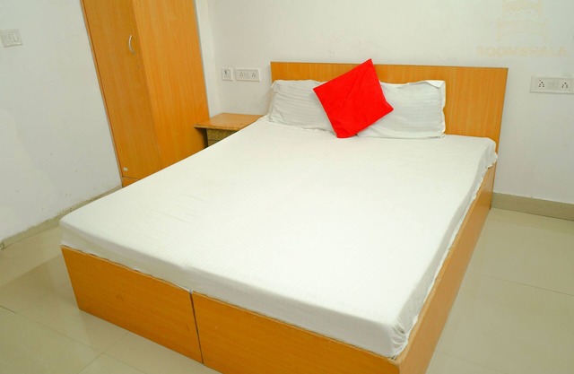 private rooms in lajpat nagar