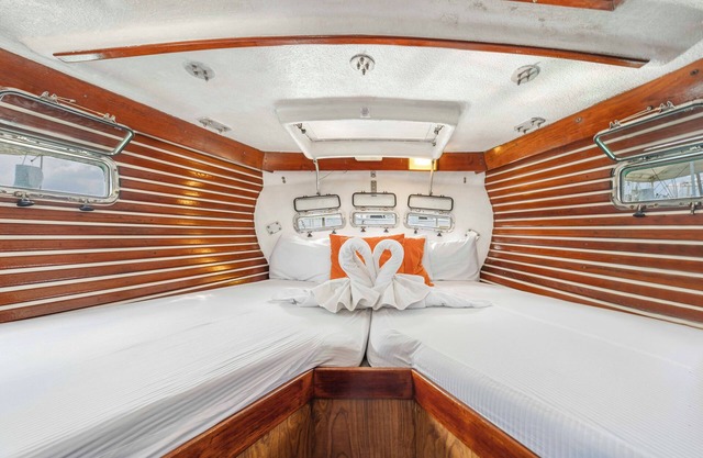 Private Sailboat. Walk to the beach & downtown