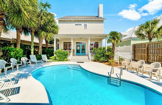 Private Saltwater Pool - 3 Min Walk to Beach - Crystal Beach - Sleeps 10!