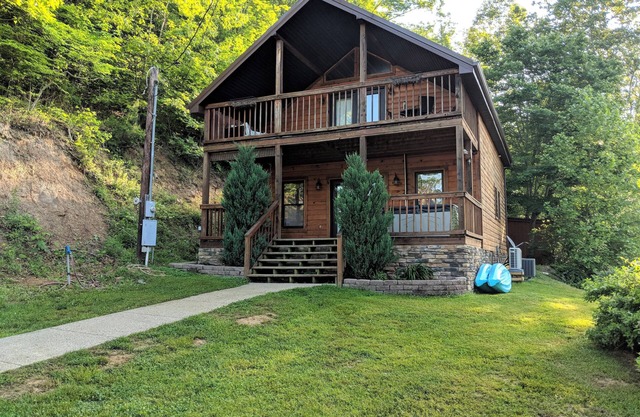 Private & Secluded Yatesville Lake Cabin Rental, Lakeview, Wifi, Kayaks, Arcade!