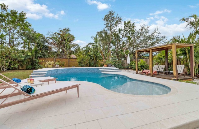 Private single family home in great location. Close to downtown and beaches.