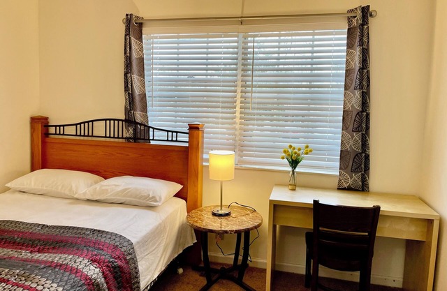 Private Single room next to Airport and Lake