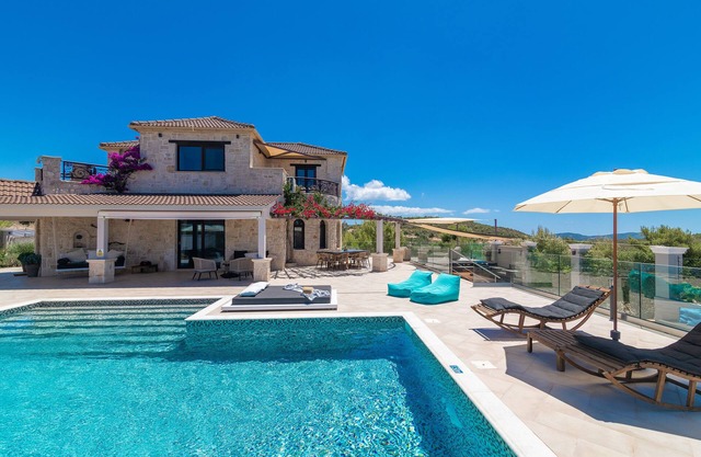 Private stone villa with heated pool & large outside area, set alone on hillside