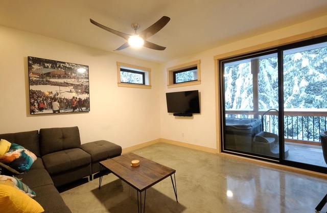 Private Suite & Hot Tub @ Red