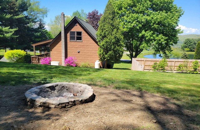 Private swimming-pool, rap-around porch, and breathtaking views!