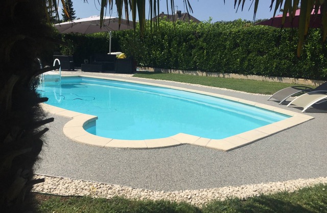 Private swimming pool, mountains, lakes, stays and weekends . 2 to 6 people
