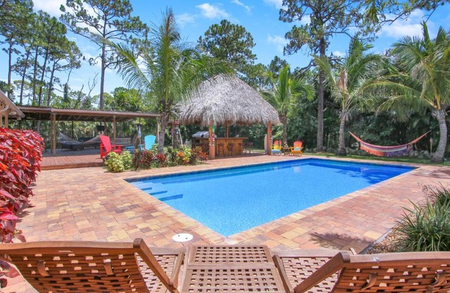 Private Tropical Paradise Guesthouse!