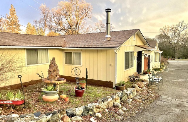 Private two bedroom cottage off Historic Highway 49.