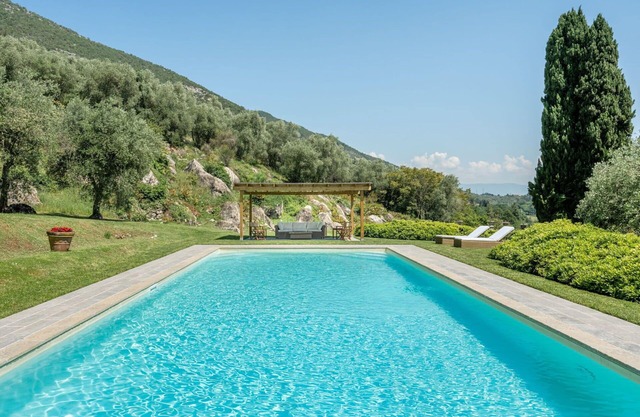 Private Villa with private pool, A/C, WIFI, TV, patio, panoramic view, parking, close to Lucca
