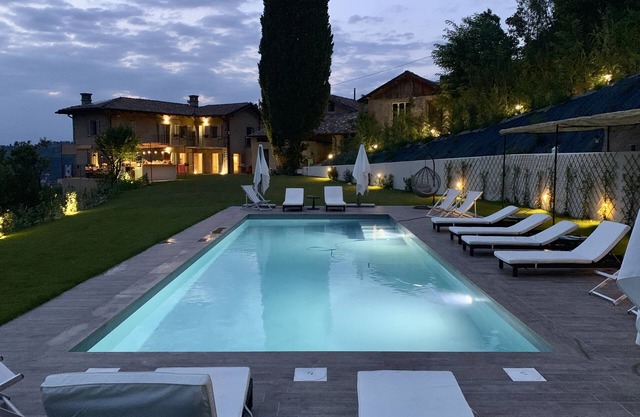 Private Villa. Heated pool. Outside bar, lounge, kitchen, audio. 5min Canelli.