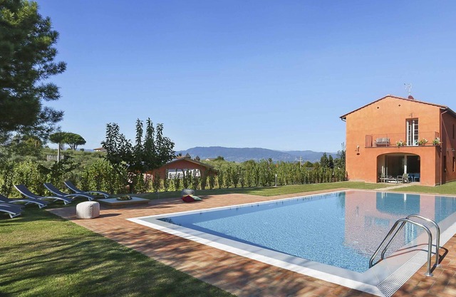 Private Villa with A/C, private pool, WIFI, TV, balcony, panoramic view, parking, close to Lucca
