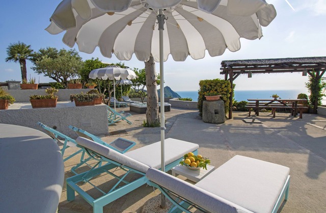 PRIVATE VILLA TITINA: exclusive sea view Villa with 3 private apartments