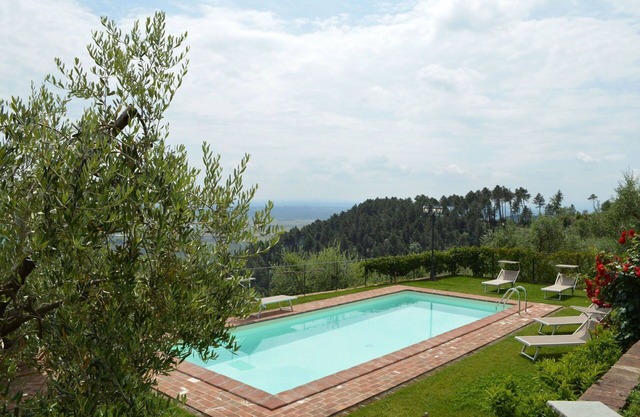 Private Villa with WIFI, private pool, A/C, TV, terrace, panoramic view, parking, close to Lucca