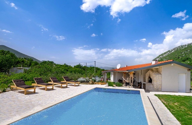 Private Villa with private pool, WIFI, A/C, TV, terrace, pets allowed, panoramic view, parking