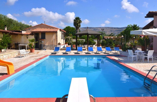 Private Villa with private pool, A/C, WIFI, TV, patio, pets allowed, panoramic view, parking