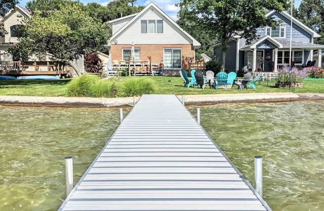 Private Waterfront 4 Bedroom Lake Home, 20 min. from Notre Dame, Simonton Lake