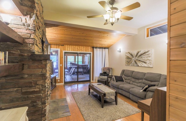 Private Waterfront 4 Season Cottage - Must See!