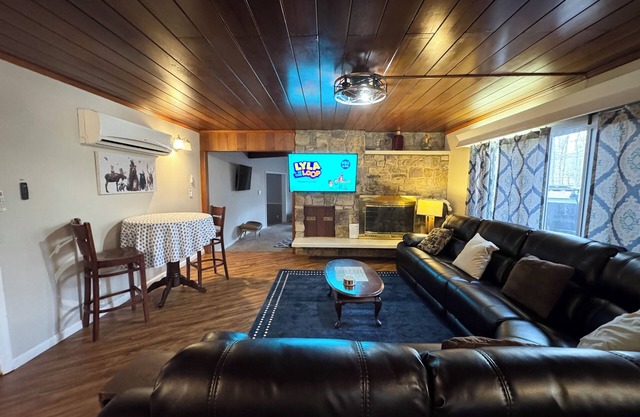Private Wooded 1 Acre, Hot Tub, Pool Table, Game Room, Near Slopes