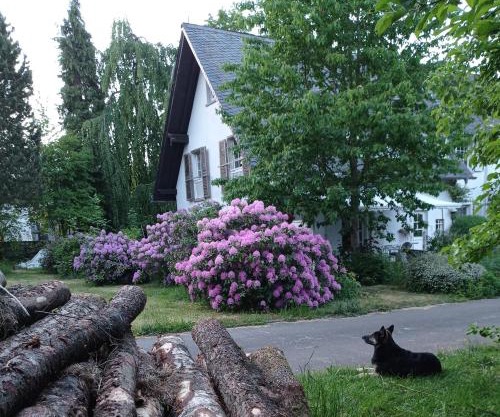Privatzimmer im Landhaus mit großem Garten und Parkplatz