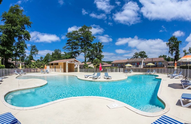 Proche du cours de golf + piscines sur place !