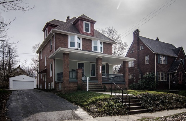 ★ Professionally remodeled century home minutes from the clinic & Downtown!