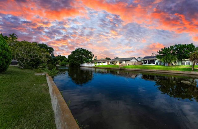 PROMO 5% weekly and 8% monthly discount!nPsalm139 Canal Front Vacation Home