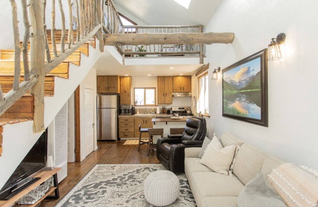 PROMO 5% WEEKLY AND 10% MONTHLY DISCOUNT!nMountain Cabin, conveniently located.