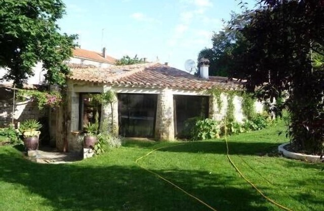 PROMOTION EARLY JULY -10% - Unusual stone cottage - Swimming pool, garden and park