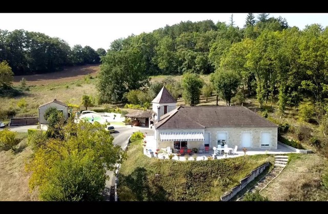 Property 2 hectares 2 houses 10/12 people quiet swimming pool