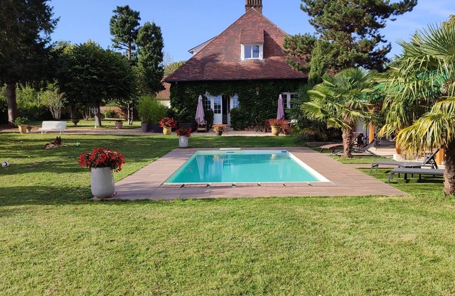 Property with private swimming pool and numerous relaxation areas 50 minutes from Paris