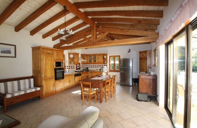 Property with 2 houses (10 and 4 people) and 2 heated swimming pools