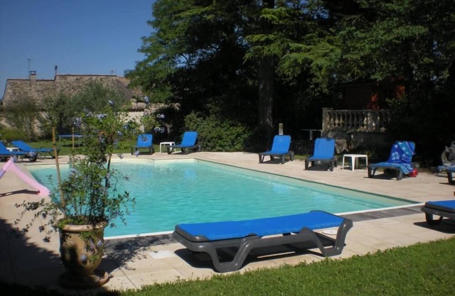 Provençal Ardèche, old stables renovated in a closed park with swimming pool