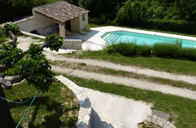 Provencal house at the foot of the village. Ideal for families. Pets allowed