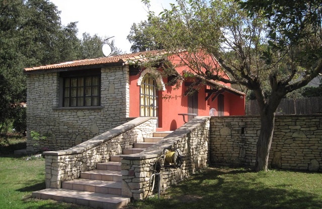 Provencal house sleeps 4, airconditionned, exclusive pool near Aix-en-Provence