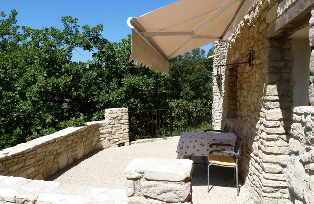 Provencal stone cottage 2 pers. Welcome dog. Swimming pool . Wlan .